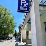 Luxury Penthouse For 8 - Center - Parking - Therme 8 Min - Airport 15 Min Appartement *