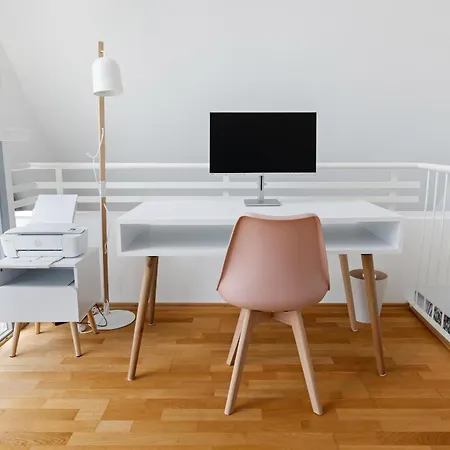 Luxury Penthouse For 8 - Center - Parking - Therme 8 Min - Airport 15 Min *