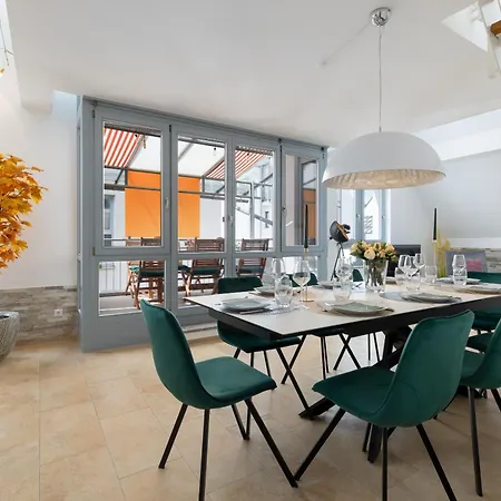 Luxury Penthouse For 8 - Center - Parking - Therme 8 Min - Airport 15 Min