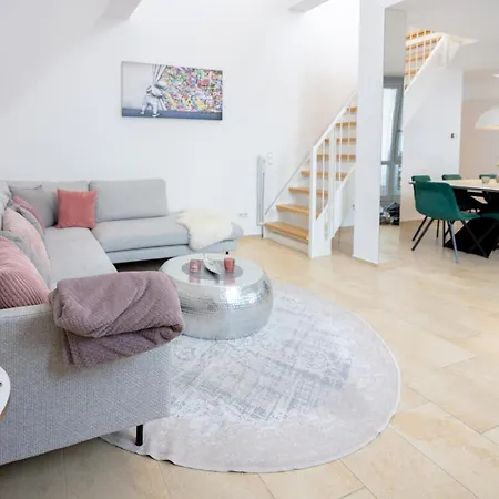 Luxury Penthouse For 8 - Center - Parking - Therme 8 Min - Airport 15 Min